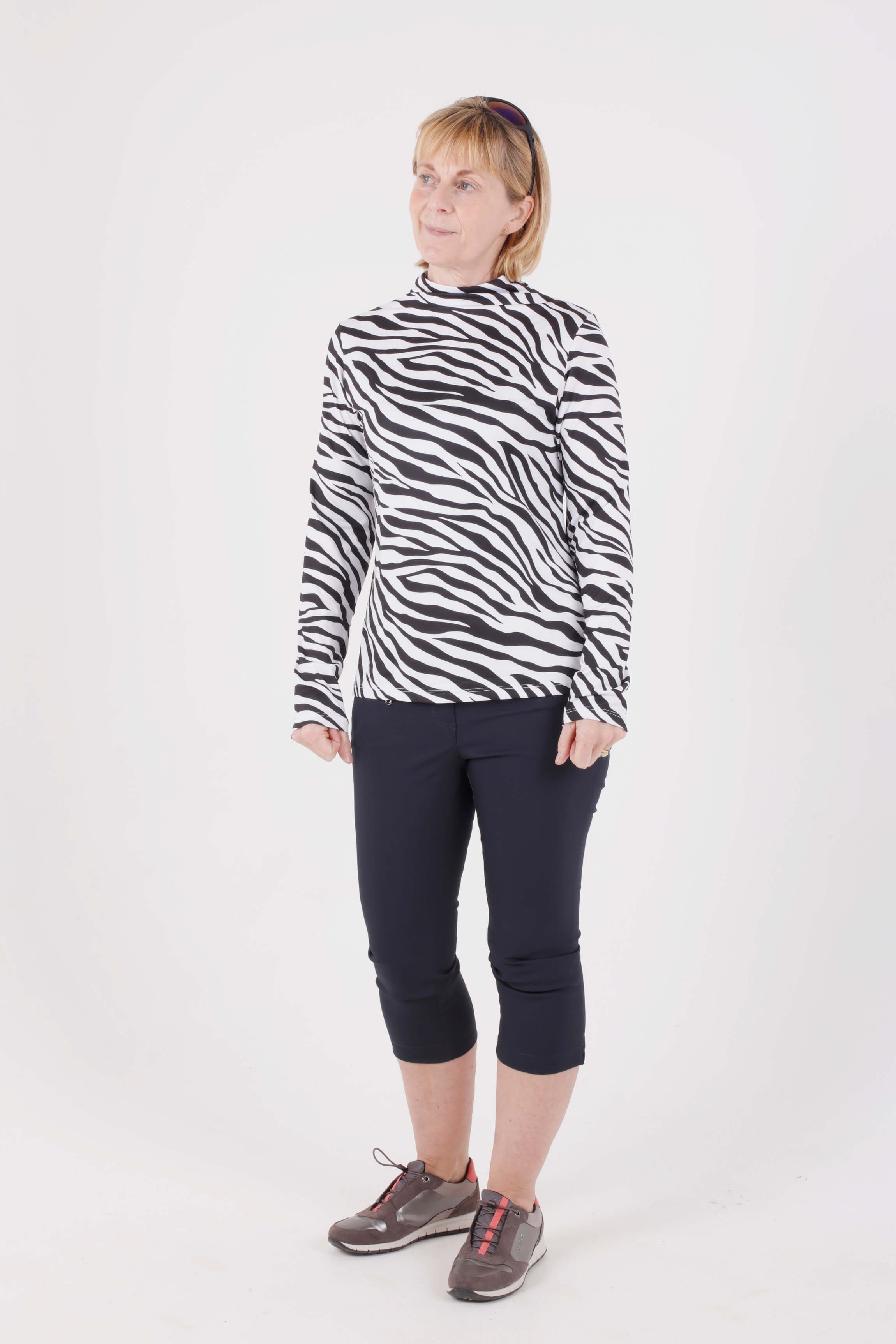 Black Ladies Golfing Capri trousers are perfect for your ladies golfing wardrobe.    Matched with the JRB Ladies Golf shirts in various stunning designs and you will look amazing when out playing on the golf course.  When searching for golf clothes for women, these black capri trouser are so popular especially for teams.