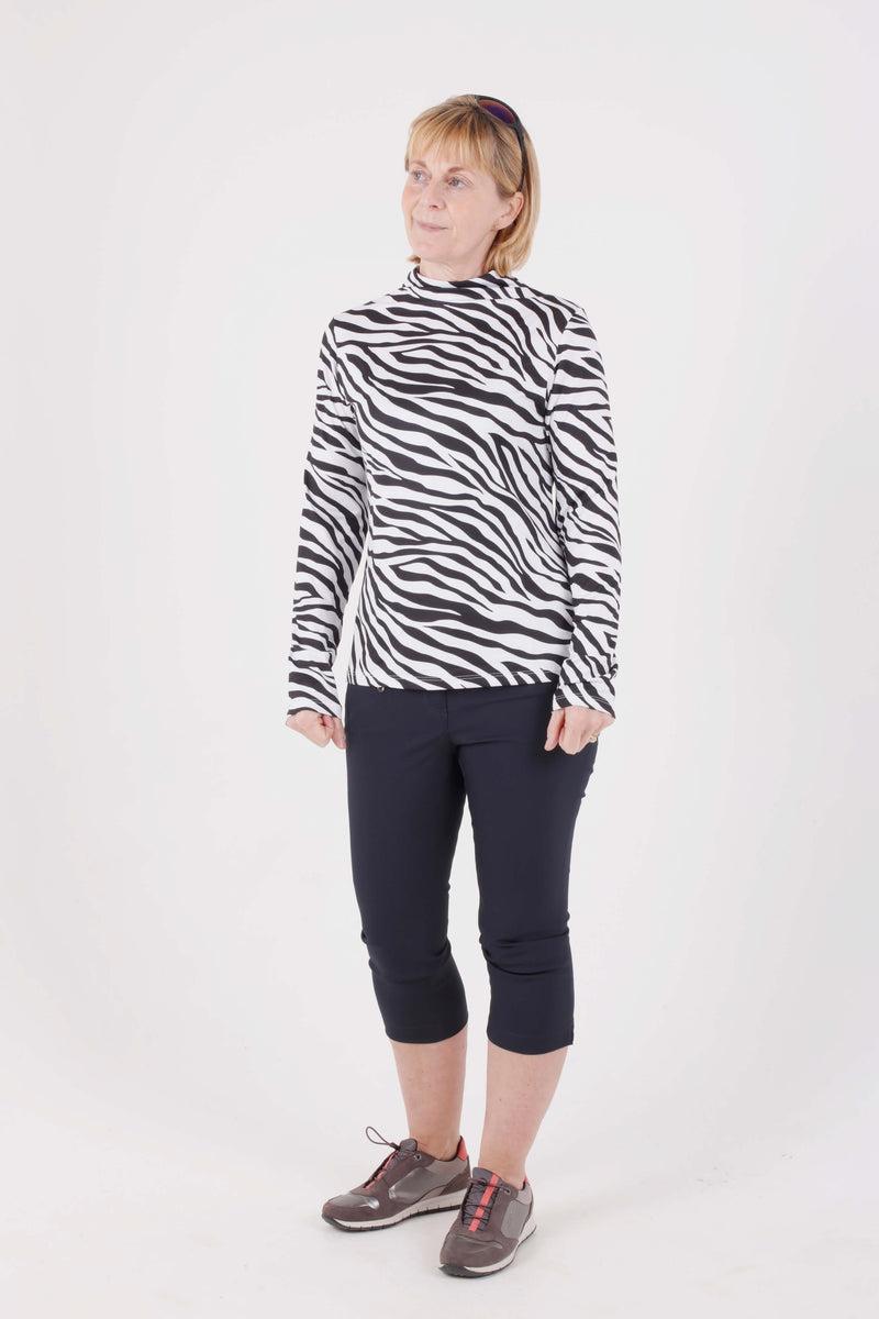 Black Ladies Golfing Capri trousers are perfect for your ladies golfing wardrobe.    Matched with the JRB Ladies Golf shirts in various stunning designs and you will look amazing when out playing on the golf course.  When searching for golf clothes for women, these black capri trouser are so popular especially for teams.